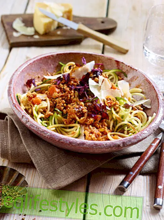 Cook: Do you already know Zoodles!? Low Carb: zucchini spaghetti with bolognese