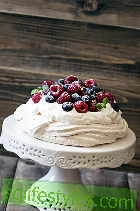 Pavlova cake with raspberries - heavenly!