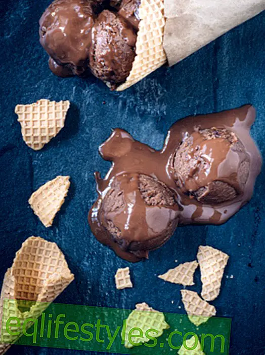Making chocolate ice cream yourself - with Baileys!