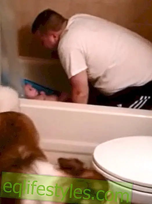 Phenomenon baby talk: Father sings for baby in the bathtub
