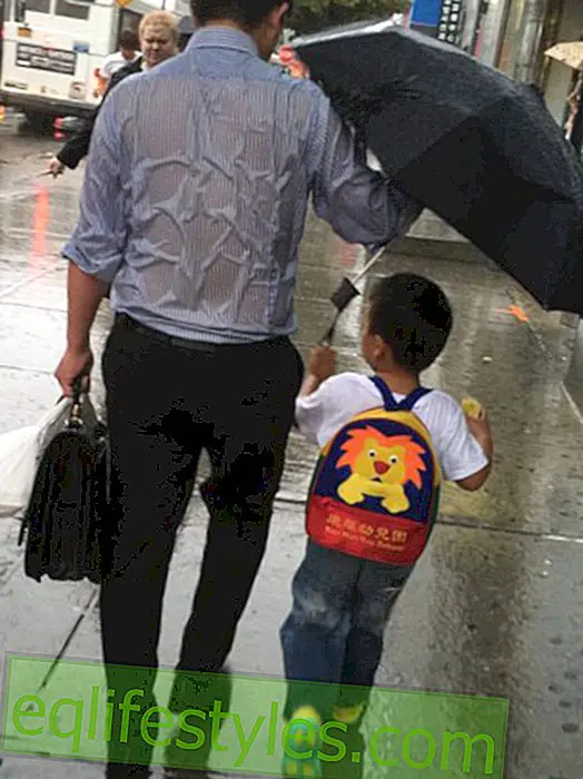 живот - Снимка минава през мрежата: Баща защитава сина си от дъжда