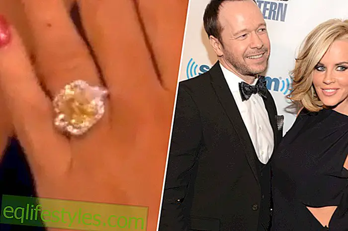 Jenny McCarthy가 Donnie Wahlberg의 약혼 반지를 보여줍니다.