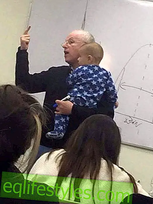 Professor beroliger gråtende baby av en student