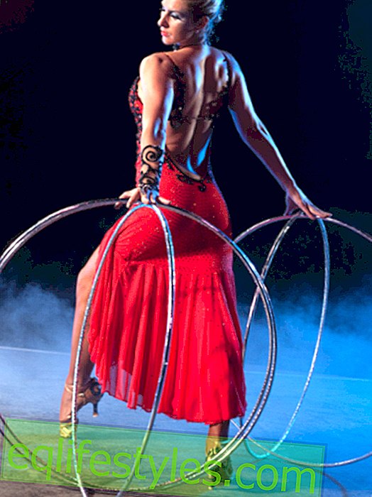 Alesya Gulevich: un'artista di hula-hoop incanta con le sue gomme glitterate