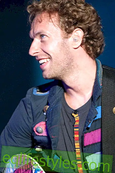 Life: Coldplay distribute notes