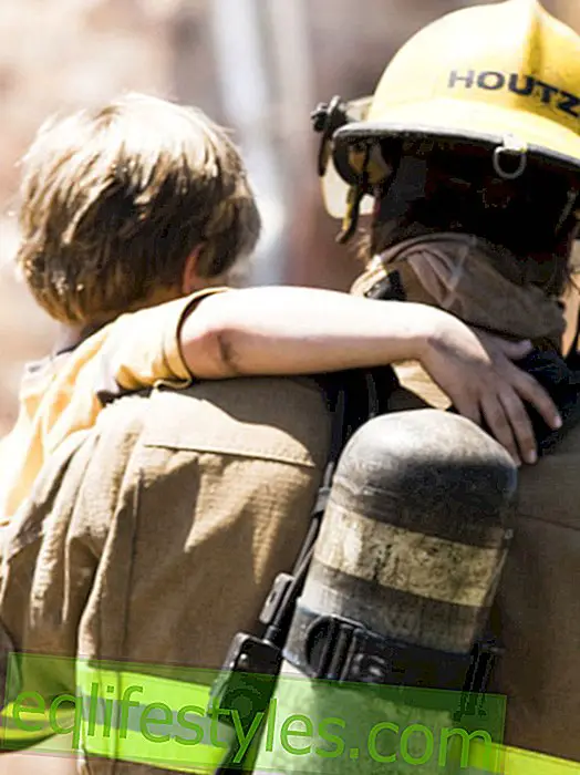Pärast autoõnnetust: tuletõrjuja lohutab väikest vigastatud poissi