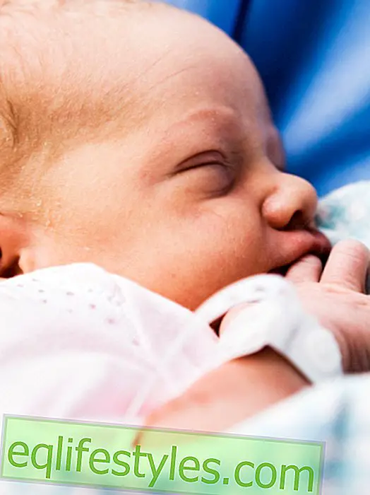 Cesarean σπιτική: η μητέρα τραβά το μωρό από το στομάχι