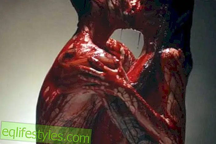 Bagno di sangue: Adam Levine e Behati Prinsloo quasi nudi e pieni di sangue