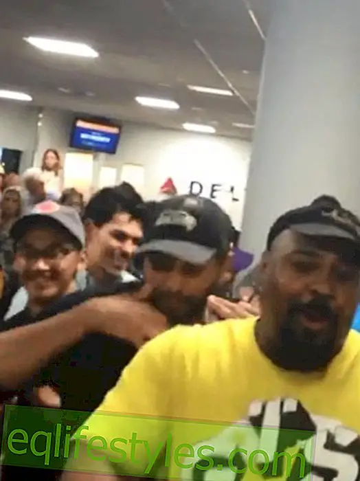 Life - Lion King vs.  Aladdin: Musical performers sing at the airport