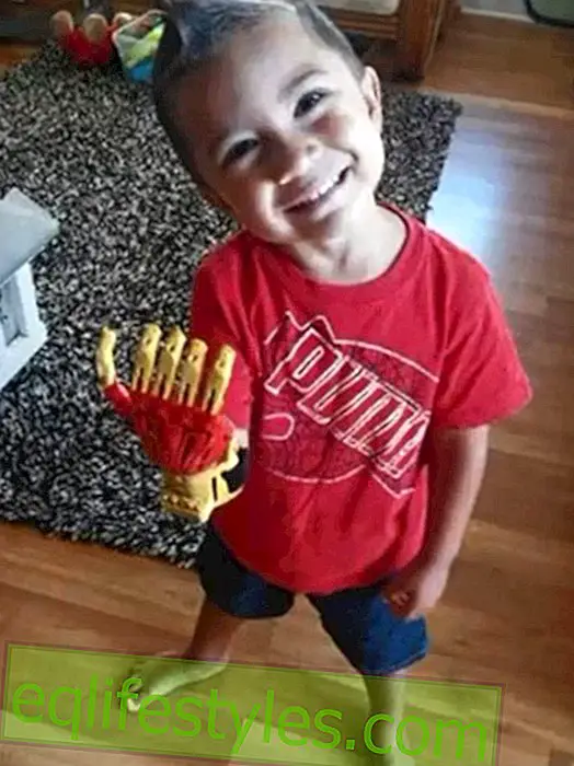 Look Ironman: un garçon de 3 ans tire sa première main de l'imprimante 3D