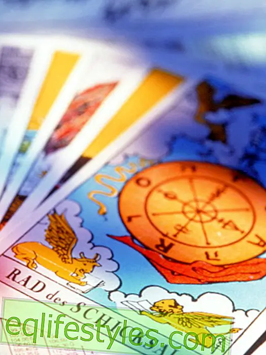Kéo và thả thẻ ngày Tarot của bạn từ ứng dụng Astrowoche miễn phí