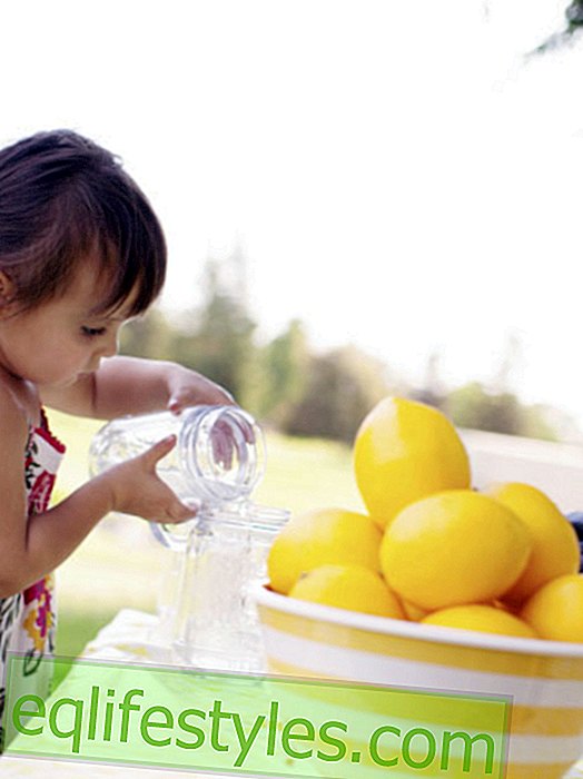 Little girl is selling lemonade to help refugees
