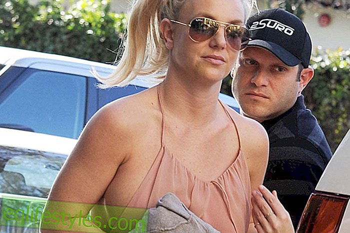 Britney Spears shows breasts