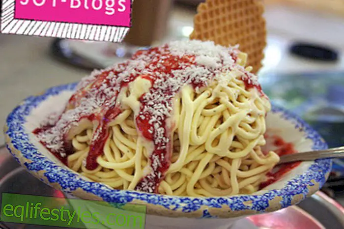 Fashion - Spaghetti ice cream with raspberry sauce