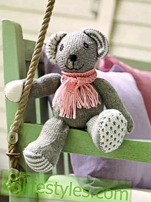 Fashion - Instructions for a knitted mouse with pink scarf