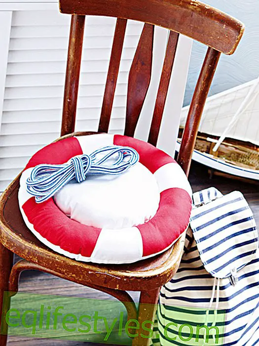 Maritime decoration idea: Sew on the cushion cover yourself