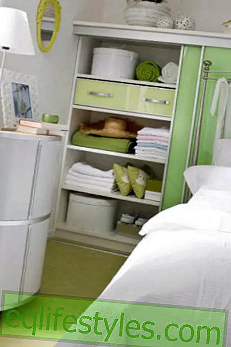 बेडरूम में सफेद और हरा