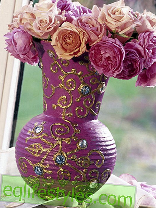 Рози в ориенталска ваза