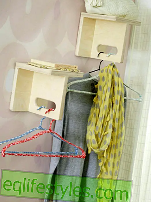 DIY idea: hang hanger with scraps of fabric