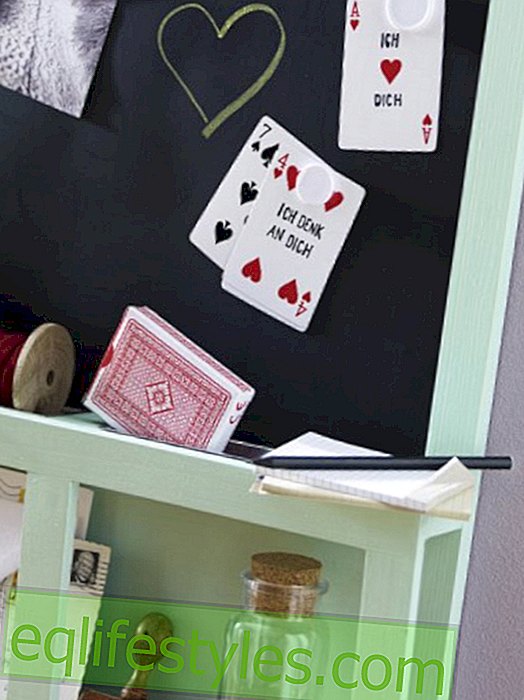 Loving decorating ideas: cards on blackboard