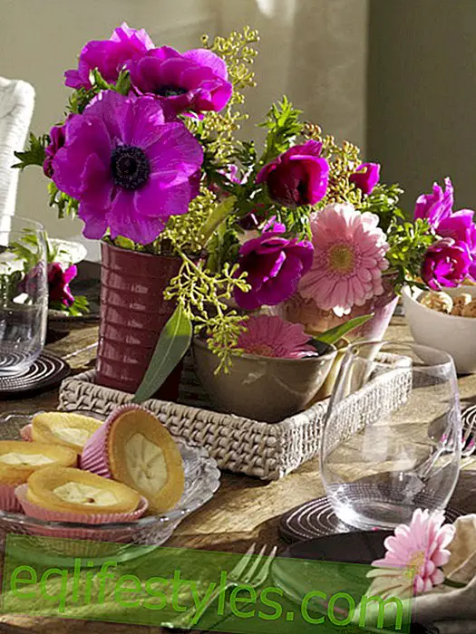 Ροζ διακοσμητικό τραπέζι με ανεμώνες