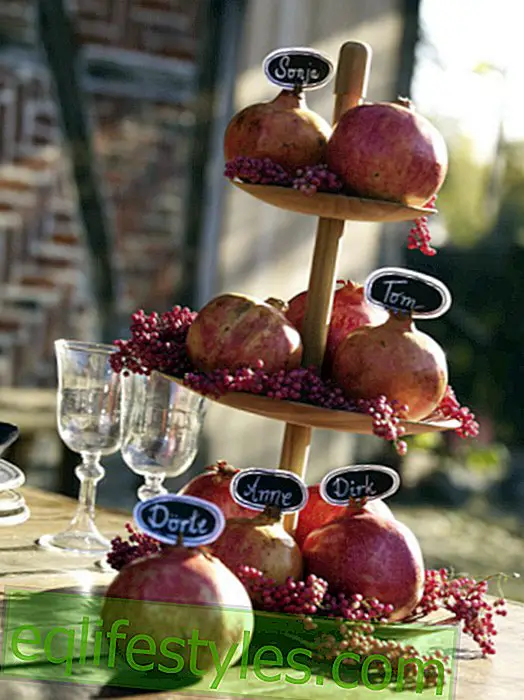For inside and outside: table decoration with pomegranates