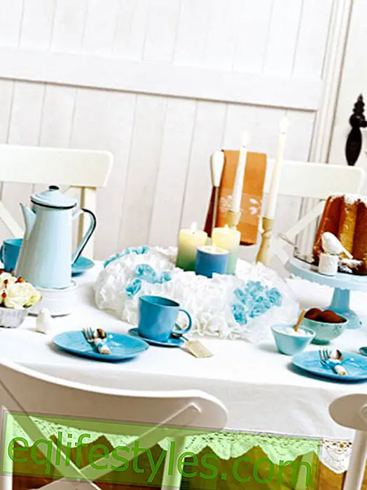 Wintry coffee table: table decoration in ice tones