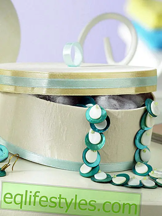 live - Chain of mother of pearl discs in aqua colors