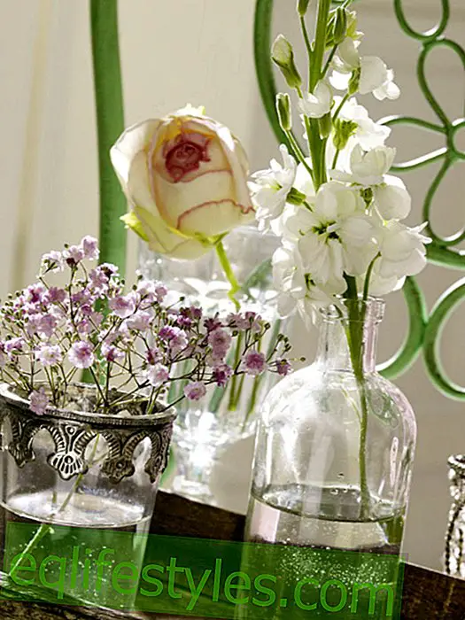 Дерев'яний піднос з маленькими вазами для квітів