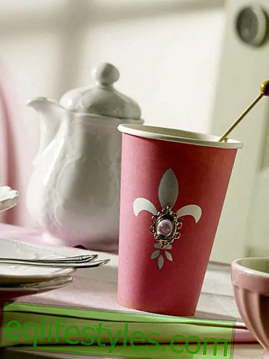 गुलाबी कॉफी-टू-गो मग चांदी के आभूषण के साथ