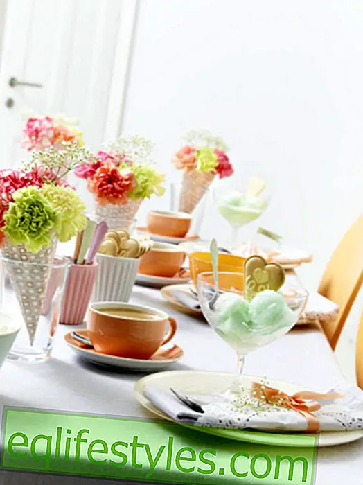 Delicate pastel tones conjure up a summer mood on the table