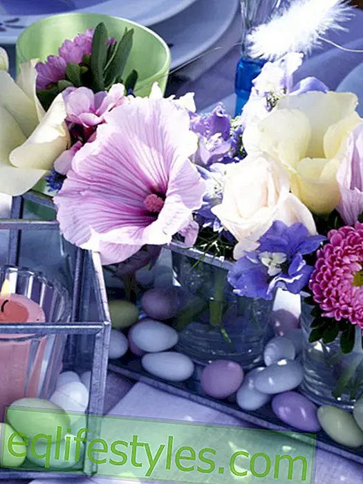 Επιτραπέζια διακόσμηση με λουλούδια στο οικογενειακό πάρτι στον κήπο