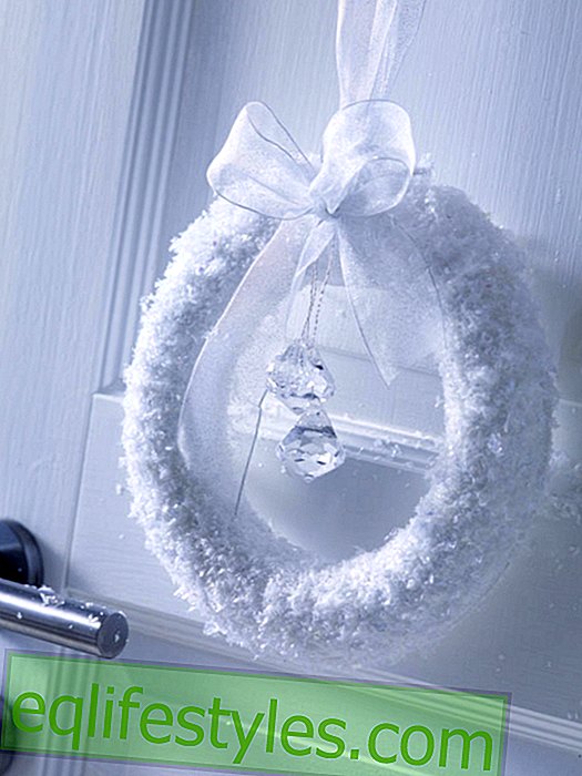 Ghirlanda di neve artificiale con fiocco in argento e prismi