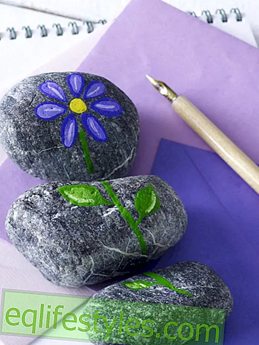 Pebble paperweight with floral decor