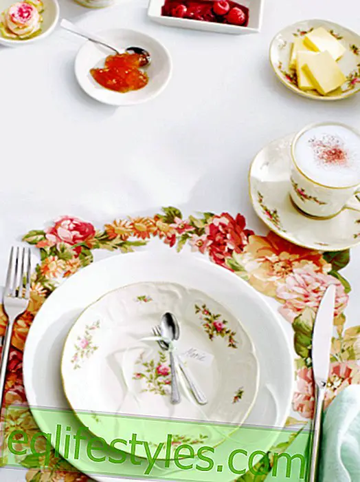Kukkainen pöytäkoriste: aamiainen ranskaksi