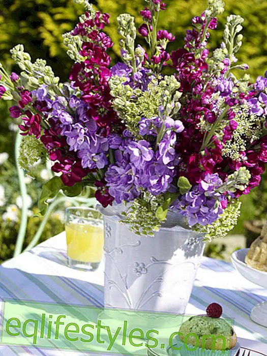 Tuoksuvia kukkia: Värikäs kimppu leuveilla puutarhapöydällä