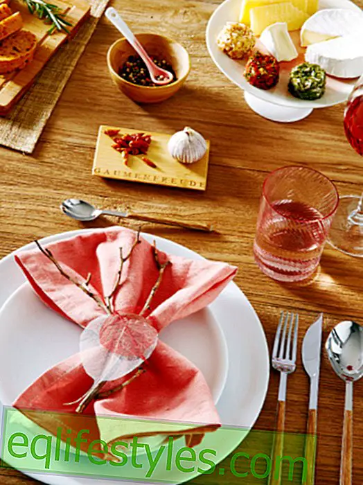 leve - Rustikk borddekorasjon med tre og myk roserosa