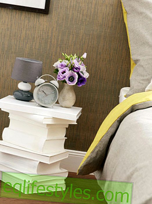 רעיון עשה זאת בעצמך: הכין שולחן ליד המיטה מתוך ספרים ישנים